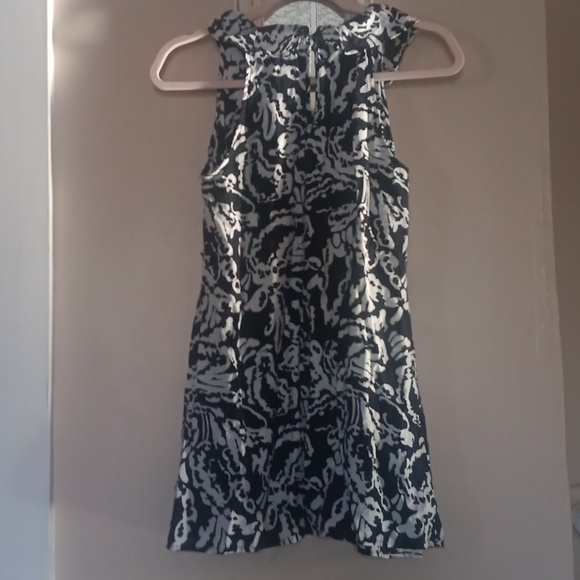 ❤️Maternity Adorable Black and White Abstract Blouse. - Picture 10 of 12